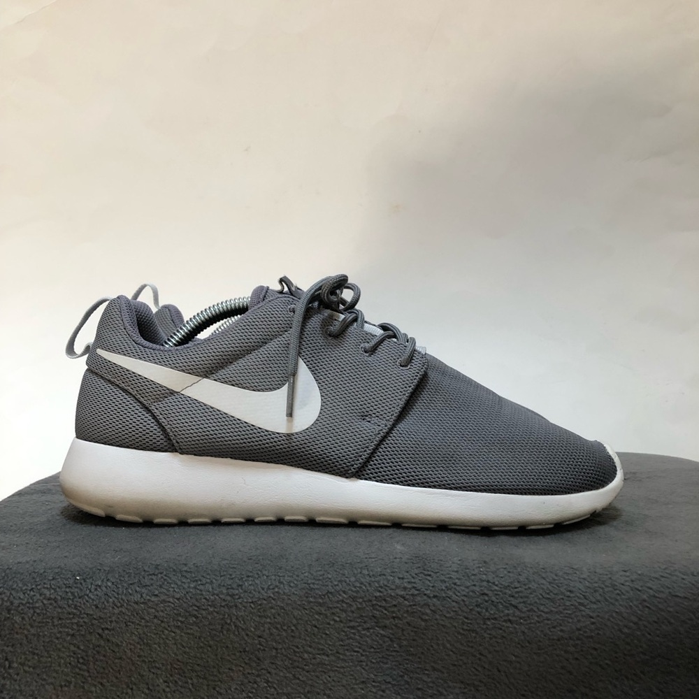Nike Womens Roshe One Sneakers - 10